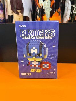 Мини-конструктор Капитан Америка (Captain America) DMXC BRICKS F3025 на 219 деталей в фиолетовой коробке с изображением пиксельной фигурки со щитом
