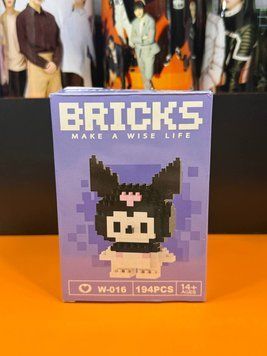 Мініконструктор Куромі Kuromi BRICKS W-016 на 194 деталі у фіолетовій коробці із зображенням фігурки з чорними вушками та рожевим черепом